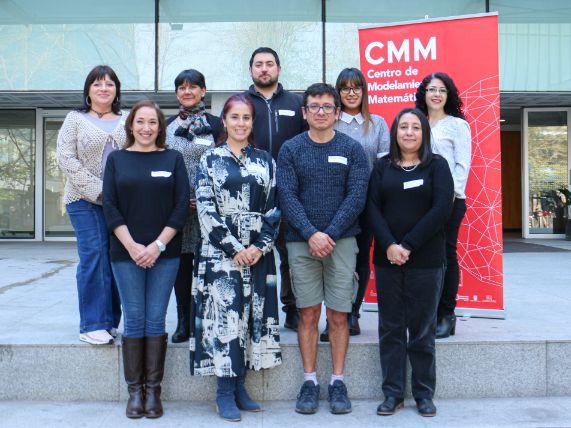 Salomé Martínez y Helena Montenegro junto a parte del equipo que conforma la Red de Formadores Iniciales Docentes (REDFID) del Laboratorio de Educación del CMM.