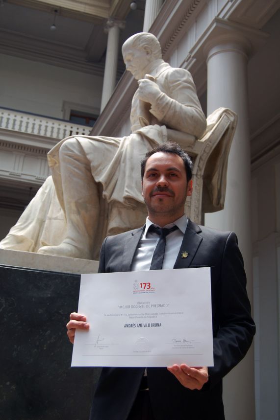El profesor de la Facultad de Ciencias Sociales Andrés Antivilo Bruna portando su diploma de reconocimiento.