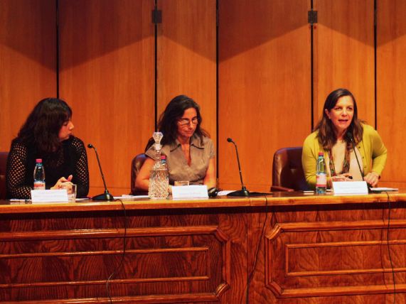 Panelistas Seminario DEMRE: De derecha a izquierda, María Victoria Martínez (CIAE), Andrea Ruffinelli (U.Alberto Hurtado) y Magdalena Müller (PUC).