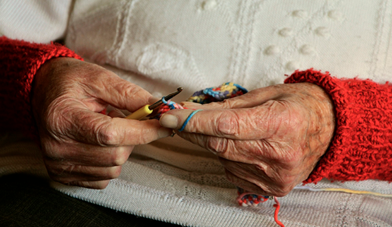 U. de Chile y SENAMA lanzan guía para cuidar la salud mental de las personas mayores