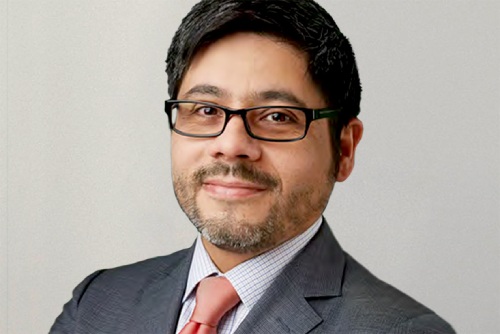 El profesor Alberto Cerda cuenta con un Máster en Derecho Público de la U. de Chile, además de un Máster y un Doctorado en la U. de Georgetown, EE.UU.