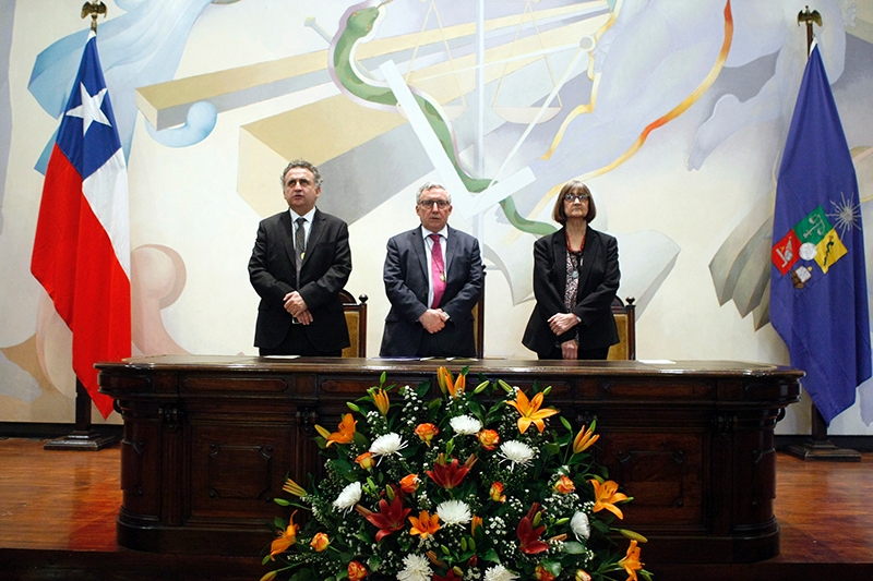 El Rector Ennio Vivaldi encabezó la ceremonia oficial de aniversario de la U. de Chile, junto al Prorrector de la U. de Chile, Rafael Epstein y la vicerrectora de Asuntos Académicos, Rosa Devés.