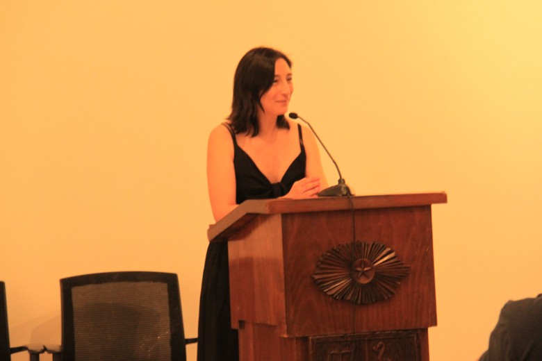 La profesora Pilar Barría durante su discurso en la ceremonia de postítulo.