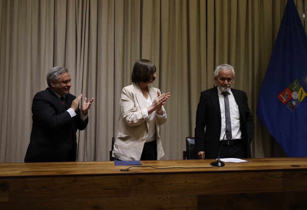 El homenaje el egresado Sebastián Ramos fue encabezado por la Rectora de la Universidad de Chile, Rosa Devés, y el Decano de la Facultad de Derecho, Pablo Ruiz-Tagle.