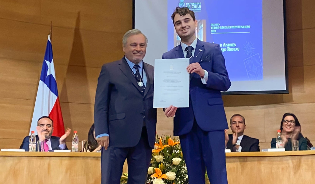 Óscar Cornejo Rideau fue distinguido con el "Premio Montenegro" en reconocimiento por contar con las más altas calificaciones de su promoción.