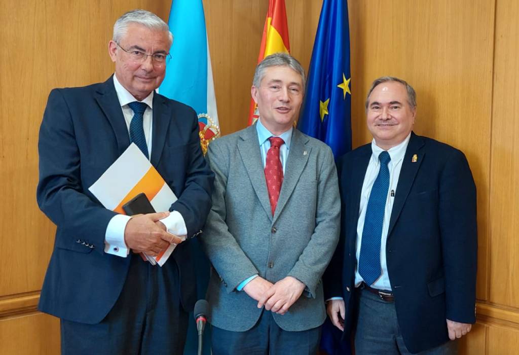 El profesor Huidobro se reunió con el Rector de la Universidad de la Coruña, profesor Ricardo José Cao Abad, y el Catedrático de Derecho Administrativo, Dr. Jaime Rodríguez -Arana Muñoz.