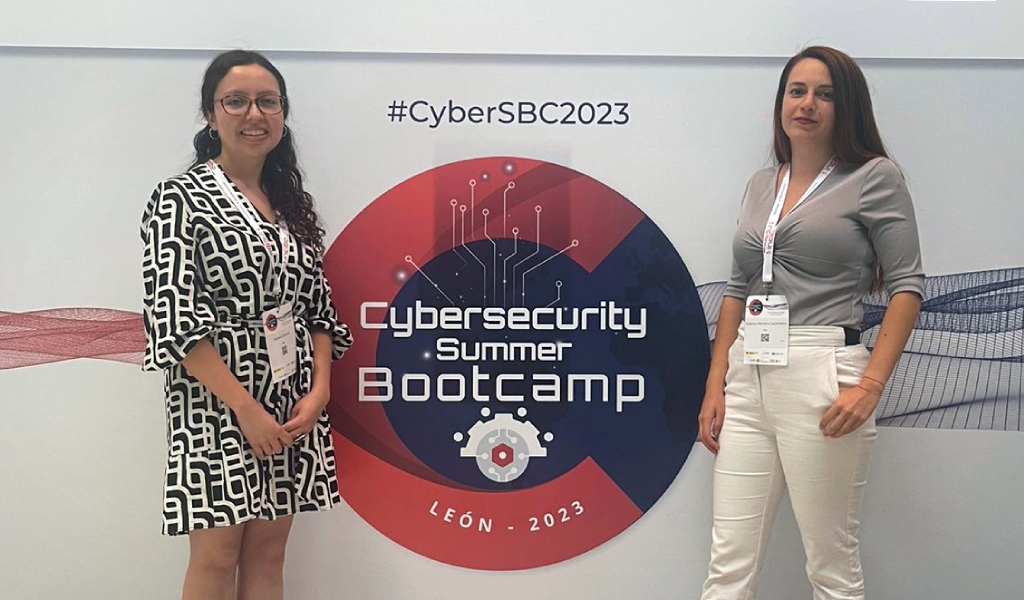 Daniela Olivares y Paloma Herrera en el Cybersecurity Summer BootCamp, efectuado en la ciudad de León, España.