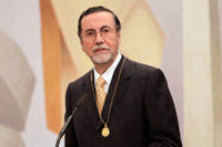 Rector Víctor Pérez Vera.