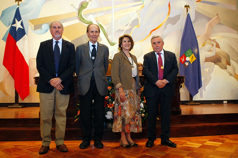 Los profesores Luis Merino y Ana María García Barzelatto recibieron la Medalla Andrés Bello en su calidad de nuevos miembros del Consejo de Evaluación.